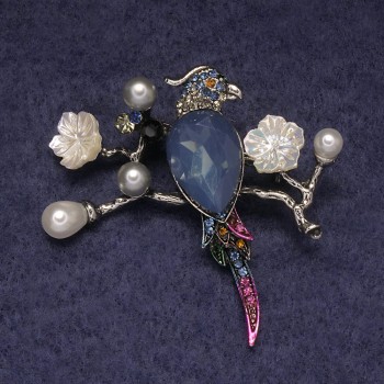 Broche-colgante «Loro» con cristal azul, strass de colores y cuentas, metal plateado 50×48 mm