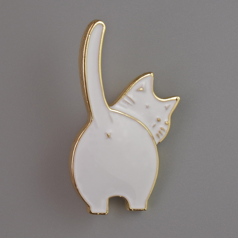 Broche Gatito blanco esmaltado, metal dorado