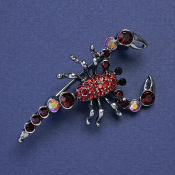 Broche Escorpión con cristales rojos y acabado en color plateado 47×25 mm +