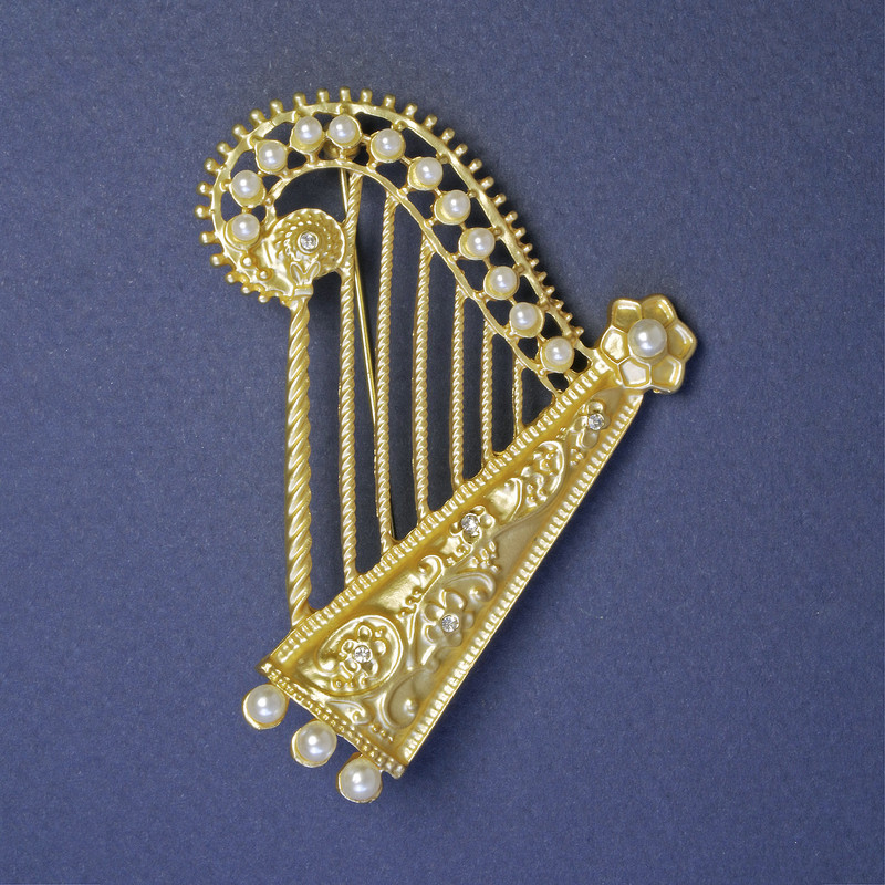 Broche de arpa con perlas blancas, 65×53 mm ±, metal dorado