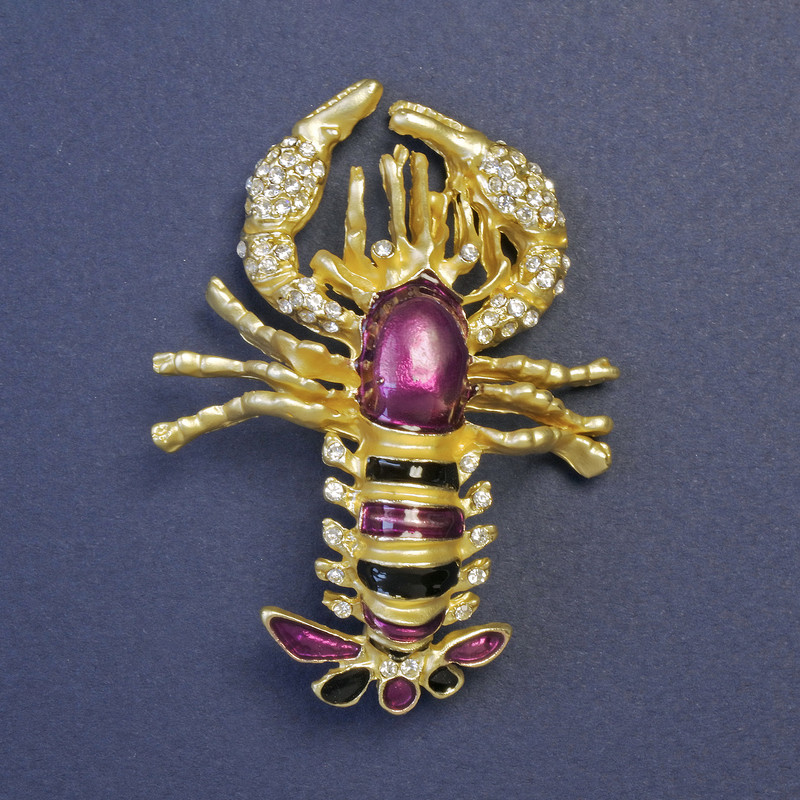 Broche Omar morado esmaltado en metal dorado 58×43 mm