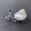 Broche-colgante «Caracol» color perlado plateado, metal 53×26 mm ± cristales negros