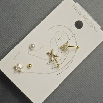 Aretes tipo botón y cuffs para la oreja en metal dorado con strass blancos