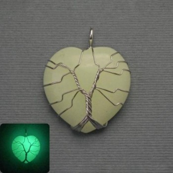Colgante Corazón de ónix verde con resplandor en baño de plata, diámetro 30×30 mm +-, longitud 37 mm+-