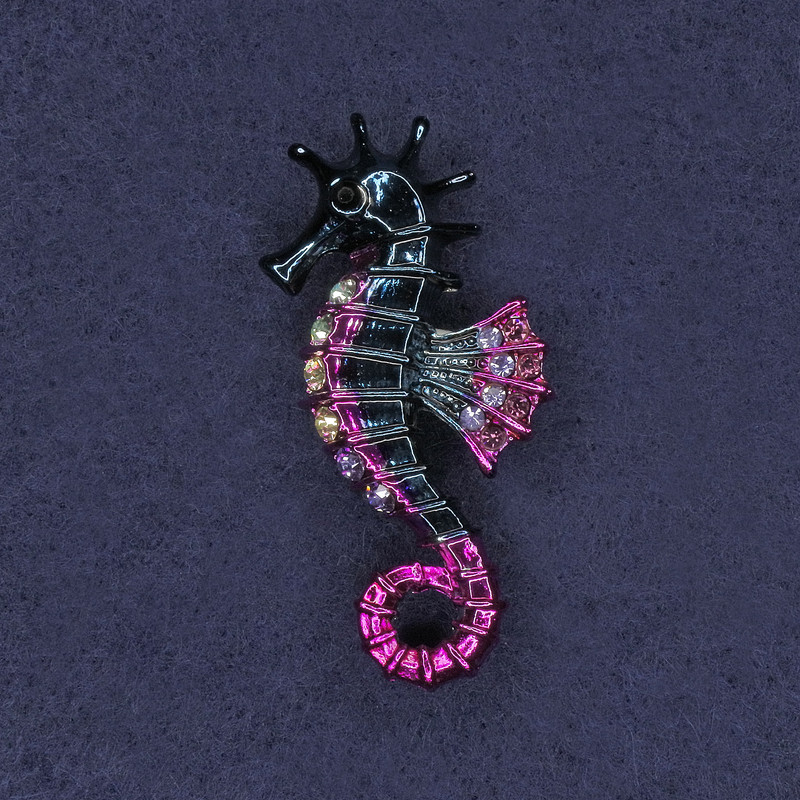 Broche en forma de caballito de mar con strass y esmalte