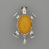 Broche-colgante «Tortuga» con ámbar sintético 52×35 mm ±, piezas móviles, metal plateado