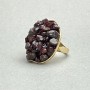 Anillo con grano de granate en montura lisa 30x26 mm ±, metal dorado, sin talla