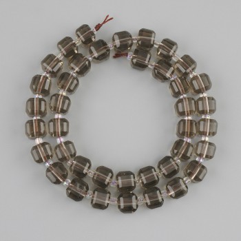 Cuentas de topacio ahumado facetadas en cubo 8×8 mm +- y cuentas de vidrio de 3 mm +- en hilo