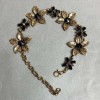 Pulsera 'Lirios' con cristales negros, color oro oscuro, ancho 25 mm, longitud 19–25 cm