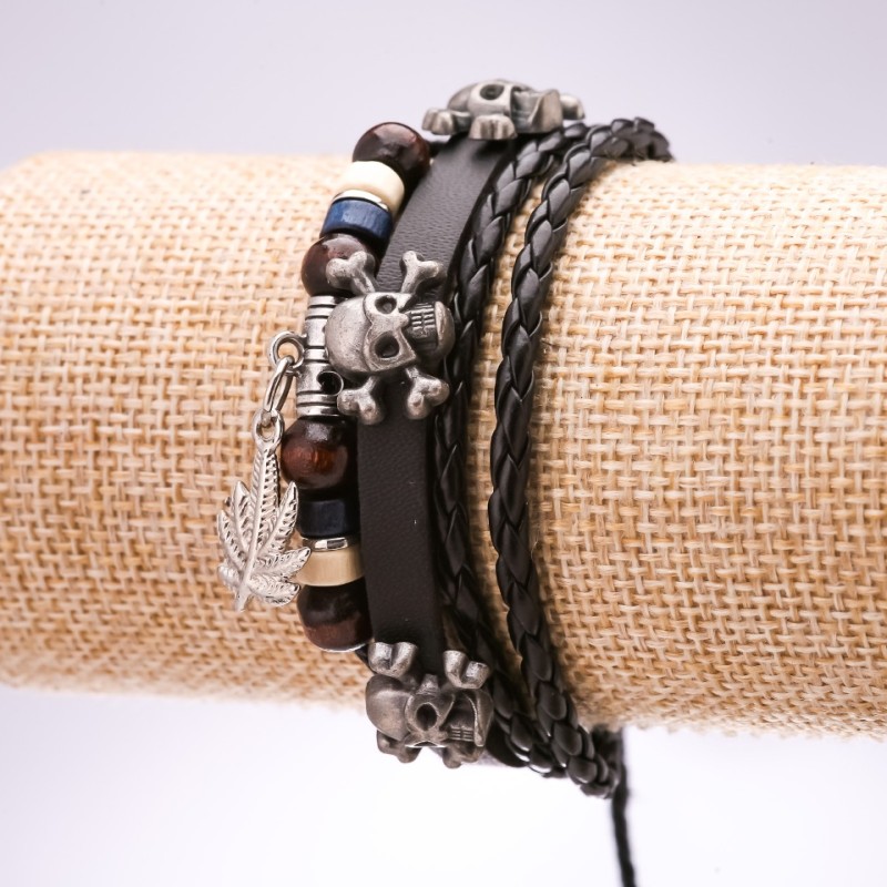 Pulsera de cuero ecológico con calaveras