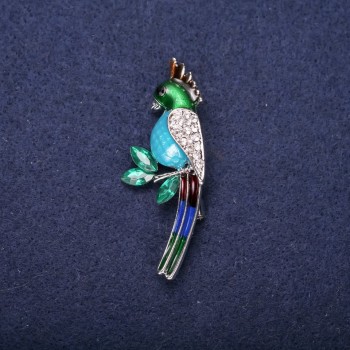 Broche de loro esmaltado con strass, colores azul, azul claro, verde y blanco, 50×20 mm, base de metal plateado