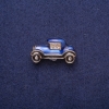 Broche de automóvil azul y negro esmaltado con cristales, metal dorado 17×29 mm