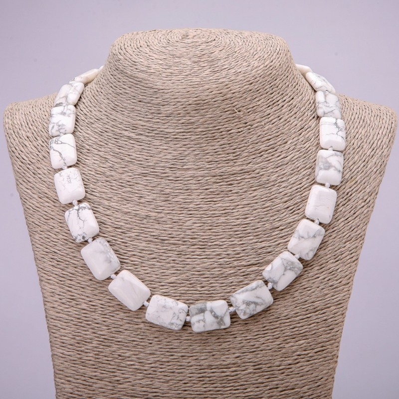 Collar de howlita natural rectangular, dimensiones 13×18 mm, longitud 48 cm