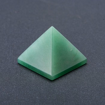 Pirámide conmemorativa de jade natural, altura (+-)29 mm, longitud (+-)37 mm