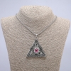 Colgante «Triángulo con ojo» 62×54 mm en cadena, longitud 70 cm ± metal plateado