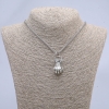 Colgante «Puño» 40×18 mm en cadena, longitud 70 cm ± metal plateado