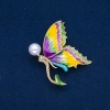 ¡Oferta! Broche mariposa en metal dorado, esmalte, strass blancos y cuenta de Mallorca de 53×44 mm +