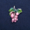 Broche-colgante «Uvas» con ojo de gato rosa y esmalte verde, metal plateado 35x45 mm