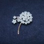 Broche en forma de flor 52x40 mm, strass azul celeste, metal plateado