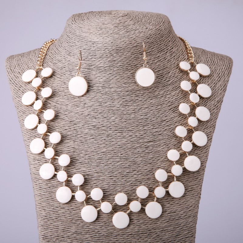 Conjunto de collar y pendientes con esmalte blanco, longitud 57–64 cm