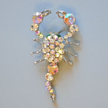 Broche Escorpión con strass blancos y verdes, metal plateado, 70×37 mm+
