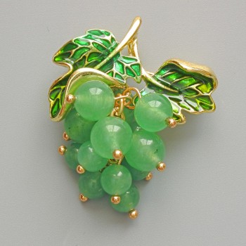 Broche colgante «Uvas» con cuentas de jade verde, esmalte verde y metal dorado 35×45 mm